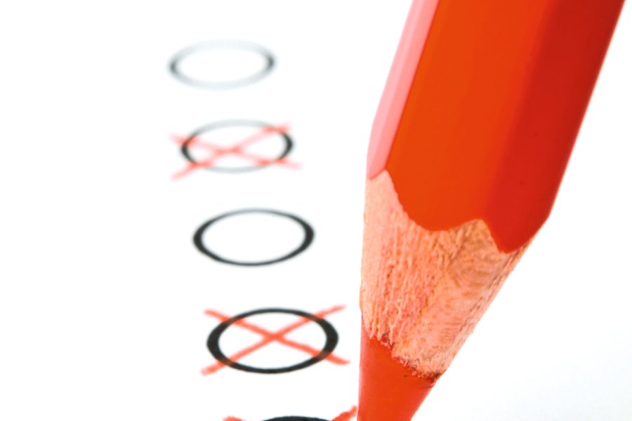 A multiple choice test and a crayon Bild: womue/stock.adobe.com