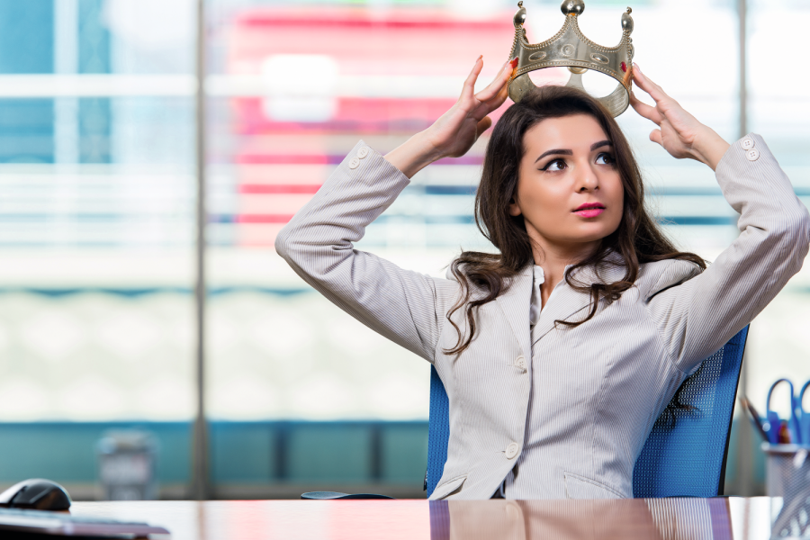 Businesswoman sitting at the office desk Bild: Elnur/stock.adobe.com