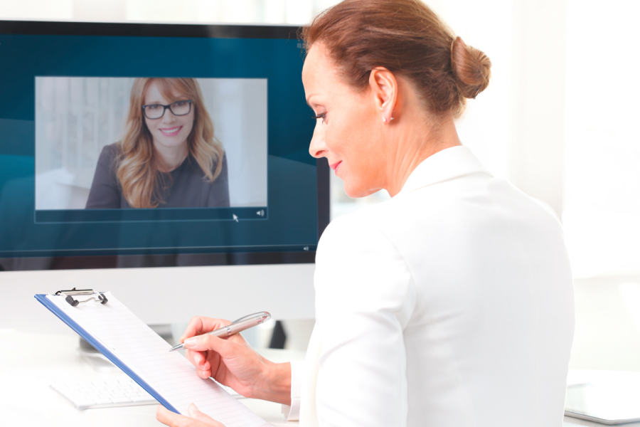 Portrait of a middle age businesswoman sitting at her workplace and video conferencing with her colleague. Bild: sepy/stock.adobe.com