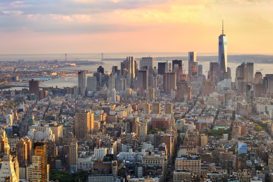 Manhattan panorama at sunset aerial view, New York, United States Bild: Oleksandr Dibrova/stock.adobe.com