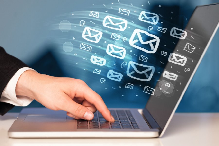 Concept of sending e-mails from your computer Bild: ra2 studio/stock.adobe.com