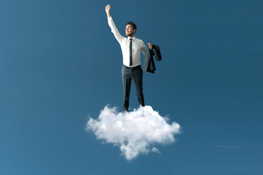 Success of a businessman over a cloud Bild: alphaspirit/stock.adobe.com