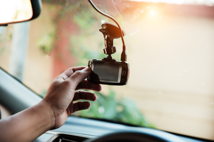 The human hand is touching camera on the car for check system of the recording before use, Bild: Watcharin/stock.adobe.com
