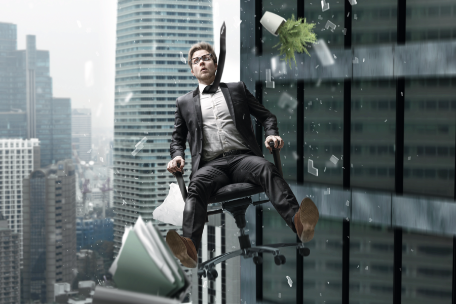 Mann stürzt im Bürostuhl aus Hochhaus Bild: lassedesignen/stock.adobe.com