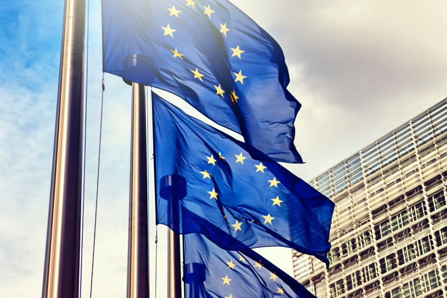 European Union flags on blue sky background Bild: Grecaud Paul/stock.adobe.com
