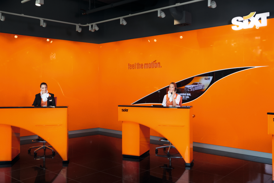 Typische Filiale im auffälligen Orange. Bild: Sixt SE