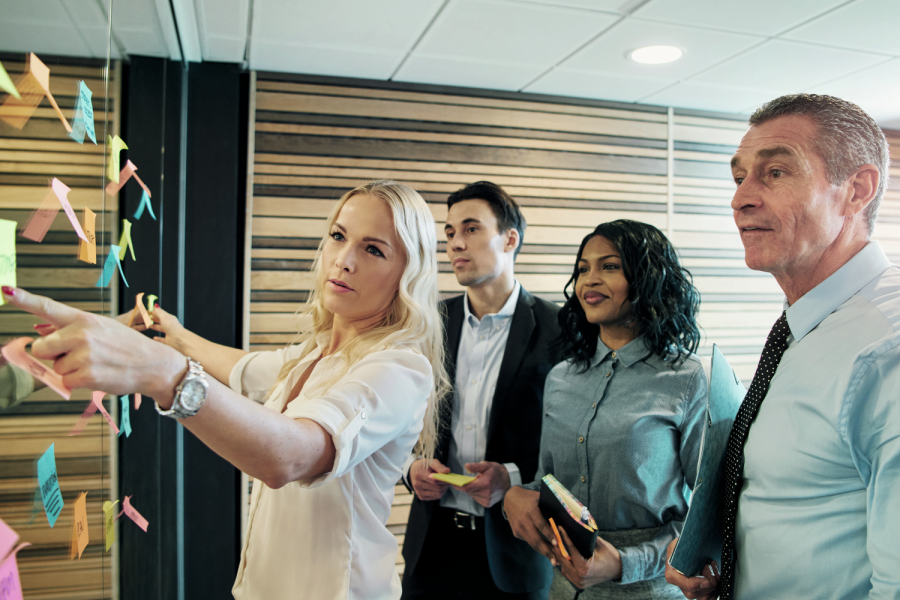 Woman in the office communicating with the team while making a strategy. Bild: Flamingo Images/stock.adobe.com