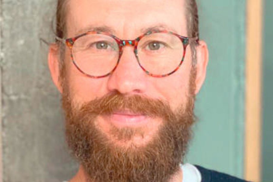 Waldemar Zeiler ist Mitgründer des Unternehmens in Verantwortungseigentum einhorn, Aktivist und gemeinsam mit Katharina Hoeftmann-Ciobutaro Autor des Buchs "Unfuck the Economy". Bild: Waldemar Zeiler