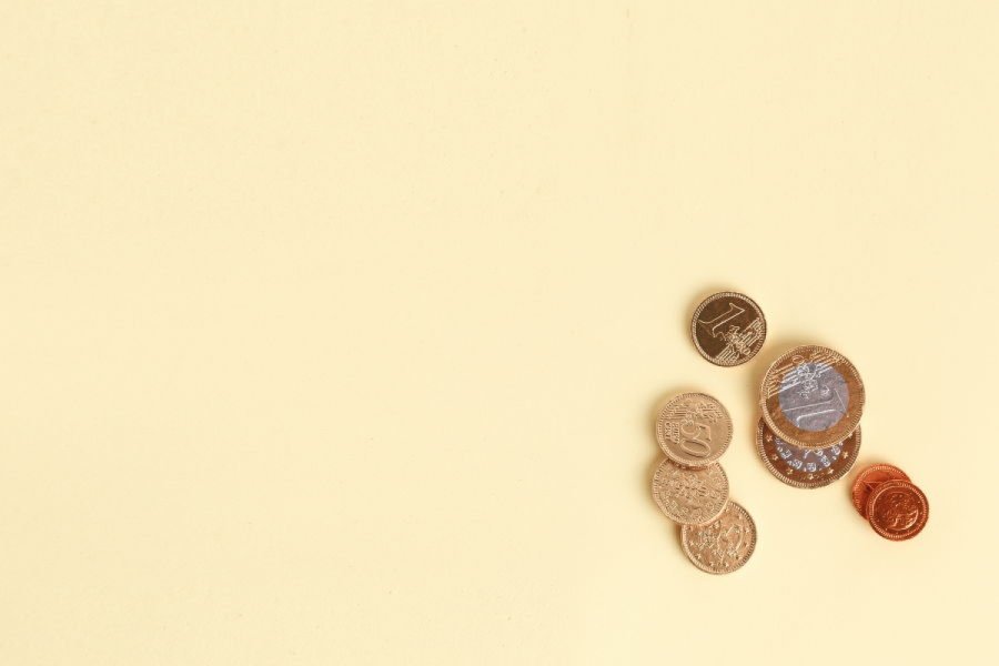 Stack of chocolate euro coins as a concept for finance Bild: robcartorres/stock.adobe.com