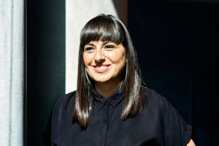 Floria Susan Moghimi, Politikwissenschaftlerin,Strategieberaterin für Diversity, Equity & Inclusion und Geschäftsführerin ihrerBoutique-Beratung in Berlin Bild: Sapna Richter