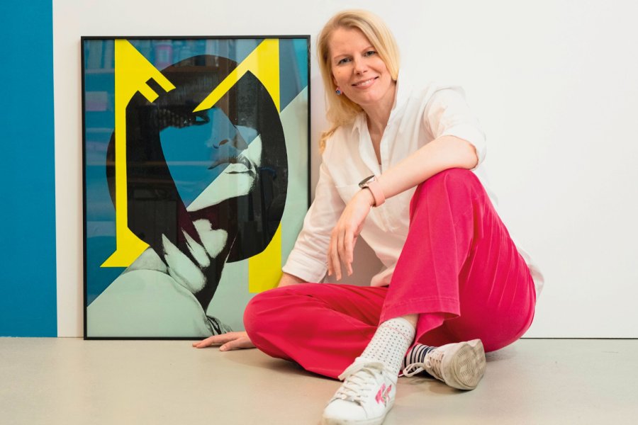 Annika Juds, The Female Empowerment Artist, Ex-Anwältin, Speakerin und Autorin aus München, hier mit ihrem Kunstwerk „Fokus“ Bild: Diane von Schoen