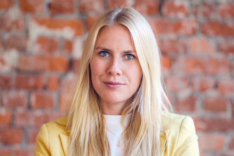 Janina Borgmeier ist seit fast zwölf Jahren im Personalbereich tätig und hat sowohl Bachelor als auch Master dual bzw. berufsbegleitend studiert. Die Wirtschaftspsychologin ist Mediatorin, Coach und seit April 2024 verantwortlich für den gesamten P&O-Bereich bei ABOUT YOU. Bild: Borgmeier