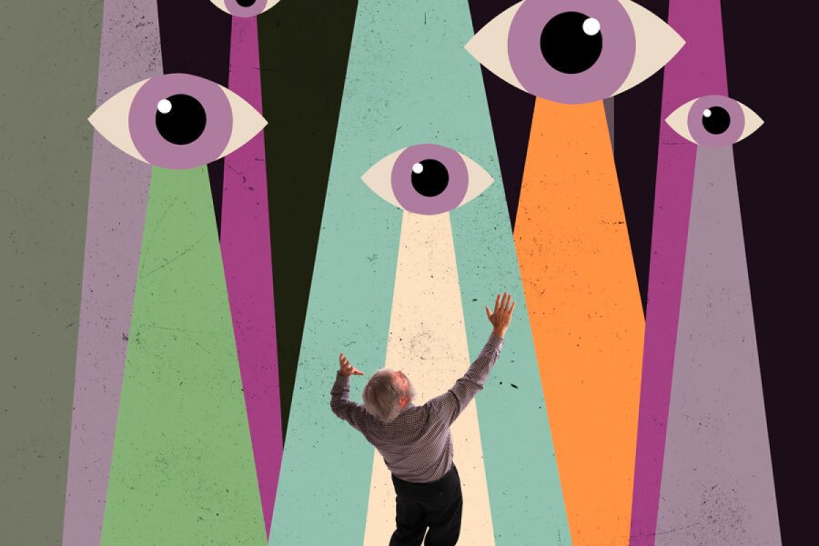 Fear of condemnation. Senior man suffering from social pressure. Many eyes looking, making impact on a person. Concept of influence, manipulation and addiction. Inner world, psychology, diversity. Bild: master1305/stock.adobe.com