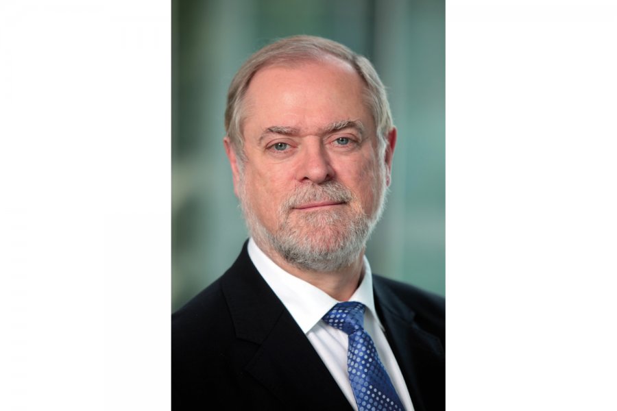  Prof. Dr. Klaus F. Zimmermann - ist Direktor des unabhängigen Forschungsinstituts zur Zukunft der Arbeit in Bonn. Das IZA ist mit mehr als 1.300 Wissenschaftlern weltweit das größte Forschungsnetzwerk der Ökonomie.
