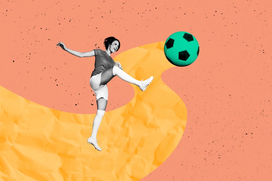 Fußballerin schießt den Ball
