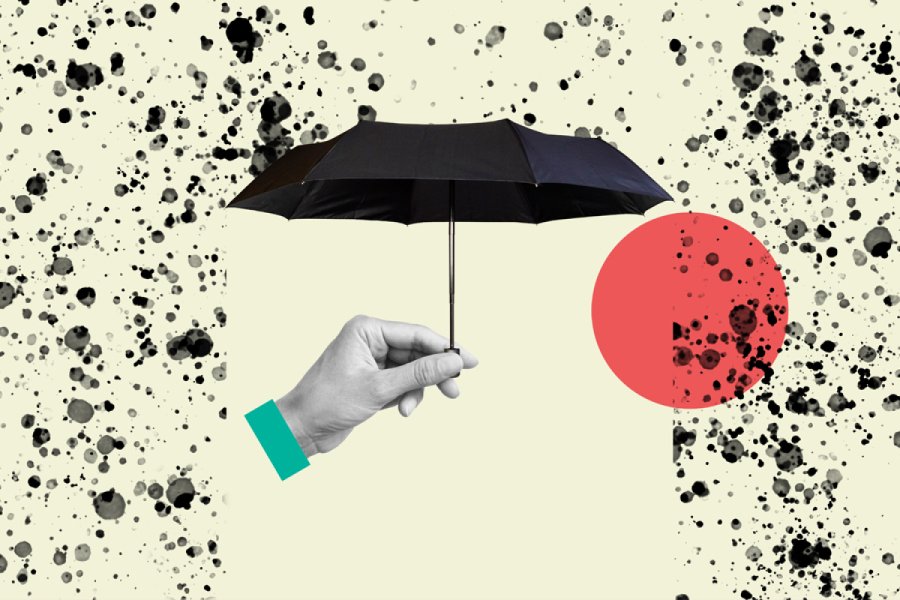 Hand hält Regenschirm