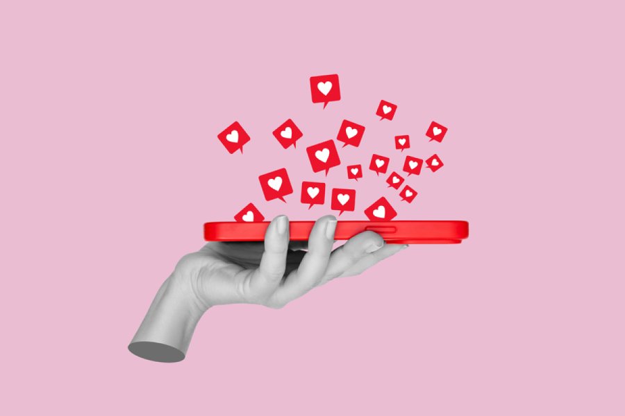 Hand hält Smartphone mit Likes