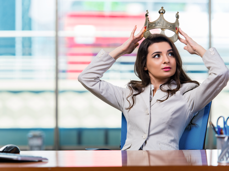 Businesswoman sitting at the office desk Bild: Elnur/stock.adobe.com