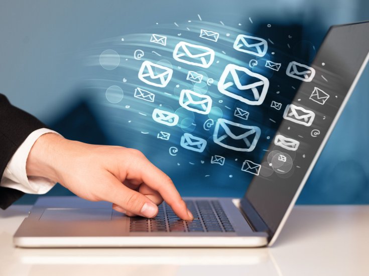 Concept of sending e-mails from your computer Bild: ra2 studio/stock.adobe.com