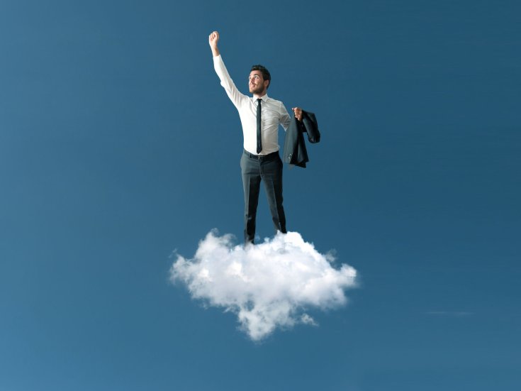 Success of a businessman over a cloud Bild: alphaspirit/stock.adobe.com