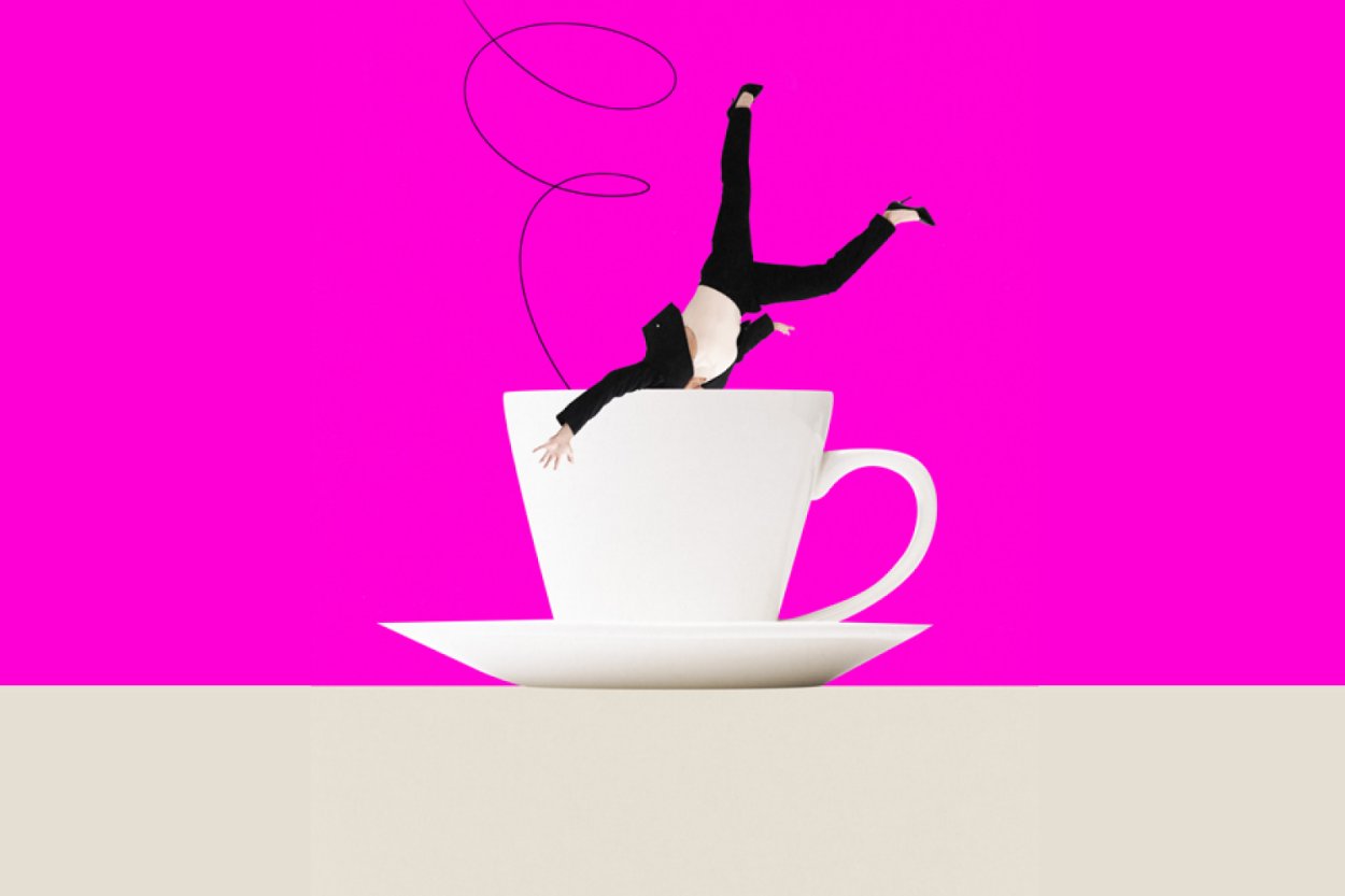 Mensch fällt in eine Kaffeetasse